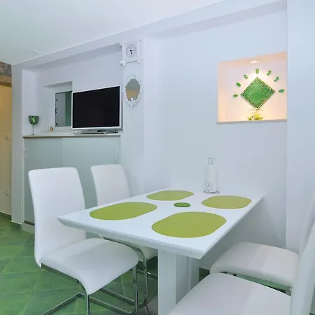 12491b Apartment